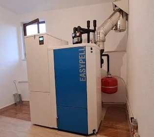 Пелетен котел Easypell 32 kW с помпена група ÖkoFEN и радиаторно отопление в еднофамилна къща