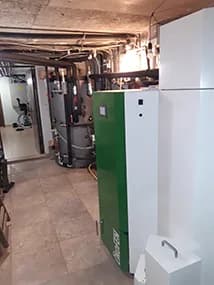 Пелетен котел ÖkoFEN Pellematic 64 kW с буфер Pelleaqua и склад с шнек